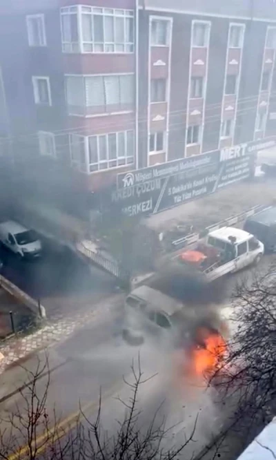 Ankara’da seyir halindeki otomobil alev aldı
