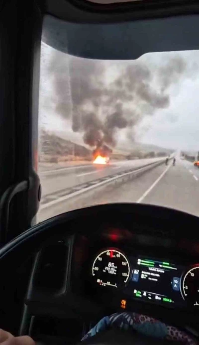 Ankara&rsquo;da seyir halindeki otomobil alev aldı
