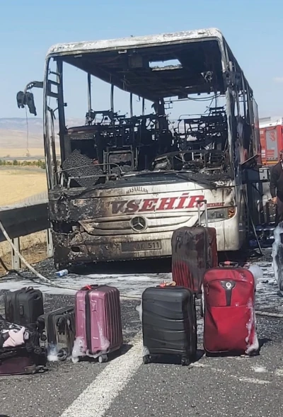 Ankara’da seyir halindeki yolcu otobüsü yandı
