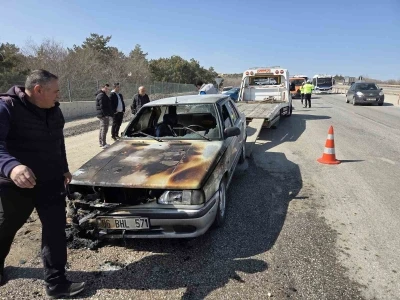 Ankara&rsquo;da seyir halindeyken yanan otomobil kullanılamaz hale geldi
