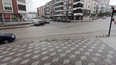 Ankara&rsquo;da şiddetli yağmur ve dolu sokakları g&ouml;le &ccedil;evirdi
