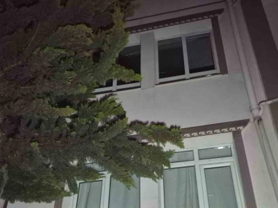 Ankara&rsquo;da s&ouml;nd&uuml;r&uuml;lemeyen ağa&ccedil; bir daireyi kullanılamaz hale getirdi
