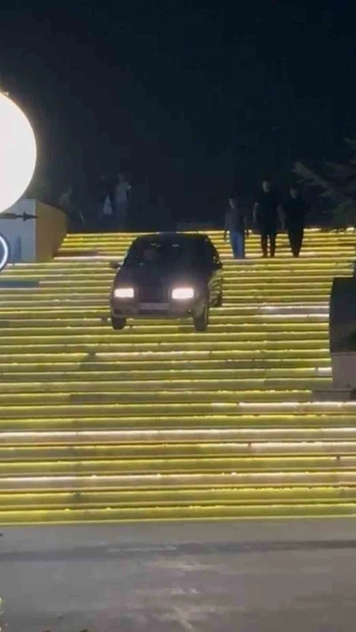 Ankara’da sürücü otomobiliyle AVM merdivenlerden inmeye çalıştı
