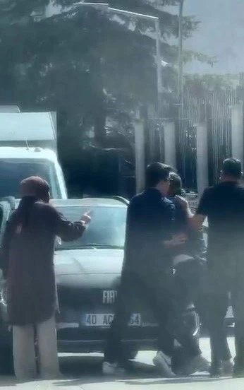 Ankara&rsquo;da s&uuml;r&uuml;c&uuml;ler arasındaki yol verme tartışması kamerada
