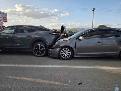 Ankara&rsquo;da zincirleme kazada 5 ara&ccedil; birbirine girdi: 5 yaralı
