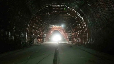 Ankara ile İzmir arasındaki seyahat süresini 3,5 saate düşürecek projede Köroğlu Tüneli’nde ışık göründü
