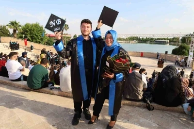 Anne ile oğlu aynı sıradan mezun oldu
