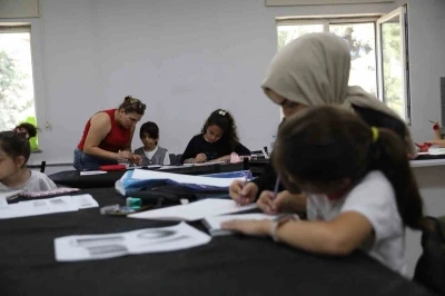 Anne ve &ccedil;ocukları karakalem tezhip &ccedil;alışması yaptı
