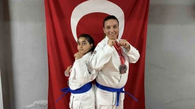 Anne ve kızı  minderde birlikte şampiyonluklara koşuyor

