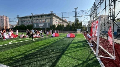Anneler G&uuml;n&uuml;&rsquo;nde &ccedil;ocuklarına penaltı attılar
