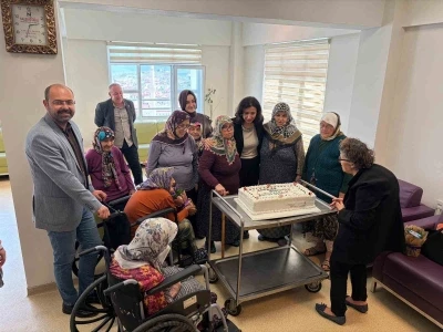 Anneler G&uuml;n&uuml;&rsquo;nde huzurevi sakinleri unutulmadı
