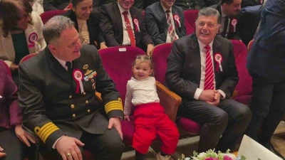 Annesinden elinden kurtulan minik, Vali Arslan&rsquo;ın koltuğuna oturdu
