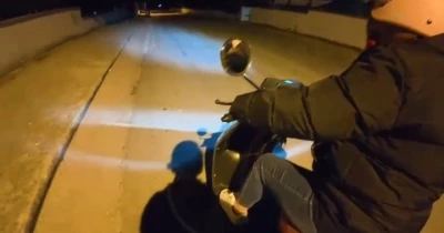 Annesine gece motor s&uuml;rmeyi &ouml;ğreten gen&ccedil; izleyenleri g&uuml;l&uuml;msetti
