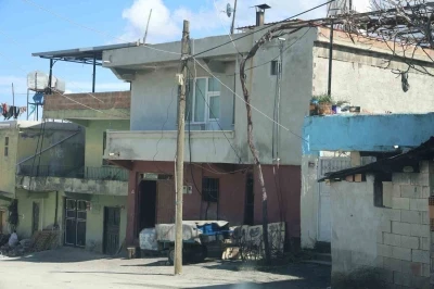 Annesine sopayla saldıran şahıs, araya giren eşini defalarca bı&ccedil;aklayarak &ouml;ld&uuml;rd&uuml;

