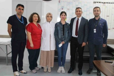 Annesinin böbreğiyle hayata tutundu