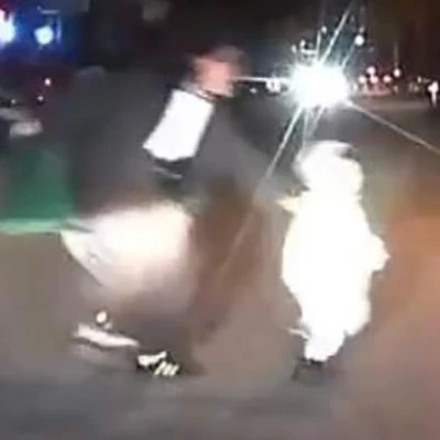 Annesinin elinden ka&ccedil;ıp yola koşan &ccedil;ocuk kazadan kurtuldu
