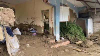 Annesinin g&uuml;venli diye g&ouml;nderdiği ev, duvarın &ccedil;&ouml;kmesiyle 15 yaşındaki &ccedil;ocuğa mezar oldu
