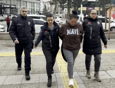 Annesinin sevgilisini bı&ccedil;aklayan gen&ccedil; ve polise tokat atan annesi adliyede
