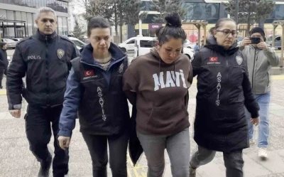 Annesinin sevgilisini bı&ccedil;aklayan gen&ccedil; ve polise tokat atan annesi tutuklandı
