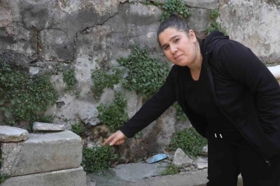 Annesinin yanındayken duvarın &uuml;zerindeki telefonu &ccedil;aldı
