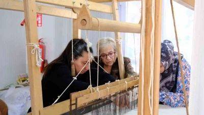 Antakya Belediyesi&rsquo;nin a&ccedil;tığı ipek el dokumacılığı kursu ilgi g&ouml;r&uuml;yor
