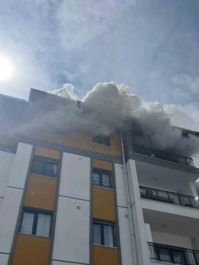 Antakya&rsquo;da alevlere teslim olan ev kullanılmaz hale geldi
