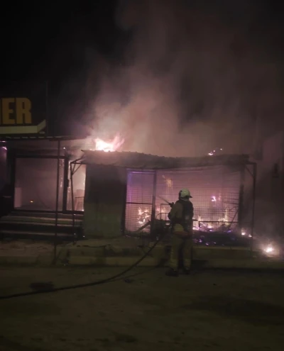 Antakya’da alevlere teslim olan iş yeri kullanılmaz hale geldi
