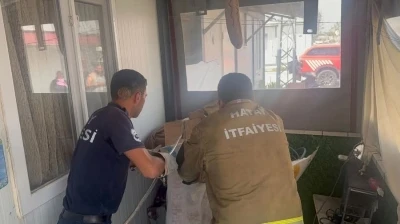 Antakya&rsquo;da eve giren yılanı itfaiye yakaladı
