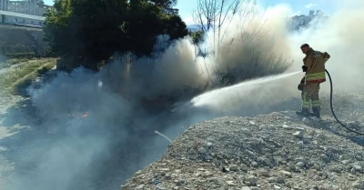 Antakya&rsquo;da  hurdalık ve &ccedil;&ouml;pl&uuml;k yangını

