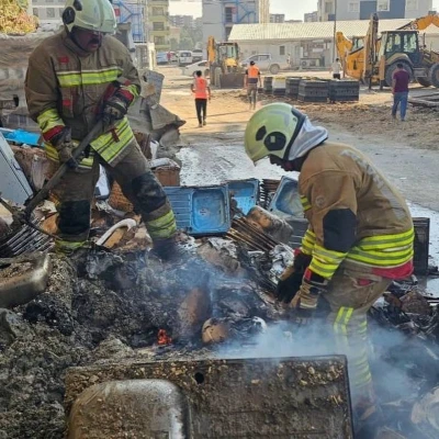 Antakya&rsquo;da inşaat malzemelerinin bulunduğu alanda yangın &ccedil;ıktı
