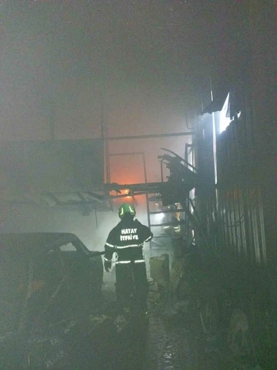 Antakya&rsquo;da iş yeri alevlere teslim oldu
