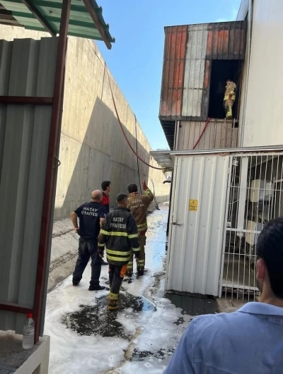 Antakya’da mobilya atölyesinde yangın çıktı

