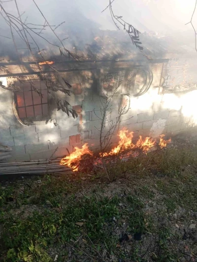 Antakya&rsquo;da m&uuml;stakil ev alevlere teslim oldu
