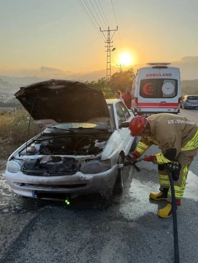 Antakya&rsquo;da otomobilin motorundan alevler y&uuml;kseldi
