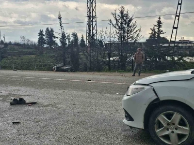 Antakya&rsquo;da otomobille &ccedil;arpışan motosikletin s&uuml;r&uuml;c&uuml;s&uuml; hayatını kaybetti
