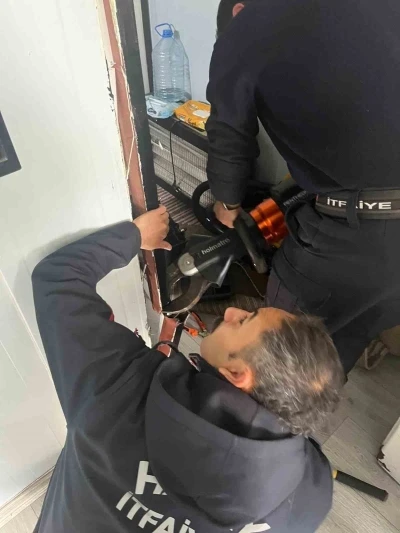 Antakya&rsquo;da profil demirine sıkışan kuş kurtarıldı
