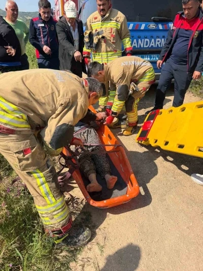 Antakya&rsquo;da trakt&ouml;r&uuml;n altında kalan kadın yaralandı
