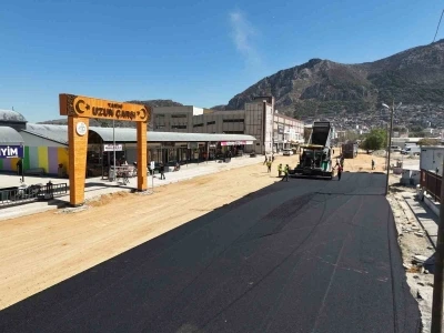 Antakya’nın inşa sürecinde kalbi olan prefabrik çarşının yolları asfaltlandı
