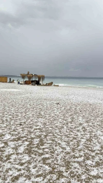 Antalya 15 dakikada kışı yaşadı, Konyaaltı Sahili beyaza büründü
