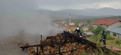 Antalya&rsquo;da 110 yıllık d&uuml;ğmeli ev yangında k&uuml;le d&ouml;nd&uuml;
