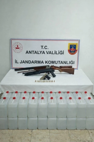 Antalya&rsquo;da 160 litre etil alkol, tabanca ve pompalı t&uuml;fek ele ge&ccedil;irildi
