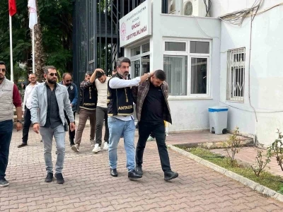 Antalya’da 2 kişinin ölümüyle sonuçlanan silahlı kavga şüphelileri adliyeye sevk edildi
