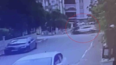Antalya&rsquo;da 2 polis memurunun yaralandığı kaza anı kameraya yansıdı
