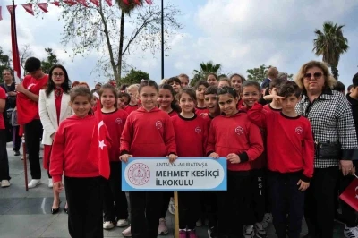 Antalya&rsquo;da 23 Nisan kutlamaları &ccedil;elenk sunma t&ouml;reniyle başladı
