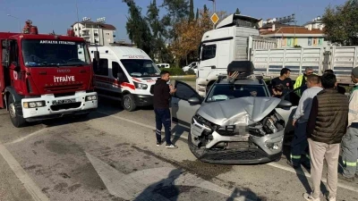 Antalya&rsquo;da 3 aracın karıştığı zincirleme kazada otomobilde sıkışan s&uuml;r&uuml;c&uuml;y&uuml; itfaiye &ccedil;ıkardı
