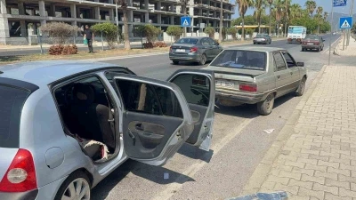 Antalya’da 3 otomobilin karıştığı zincirleme kazada 2 kişi yaralandı

