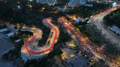 Antalya&rsquo;da 400 metrelik T&uuml;rk bayrağıyla fener alayı
