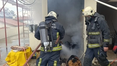 Antalya&rsquo;da 5 katlı apartmanın &ccedil;atı katında korkutan yangın
