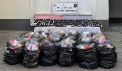 Antalya&rsquo;da 5 milyon liraya yakın ka&ccedil;ak g&ouml;zl&uuml;k ve parf&uuml;m operasyonu
