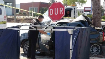 Antalya’da ağaca çarpan otomobilin sürücüsü hayatını kaybetti
